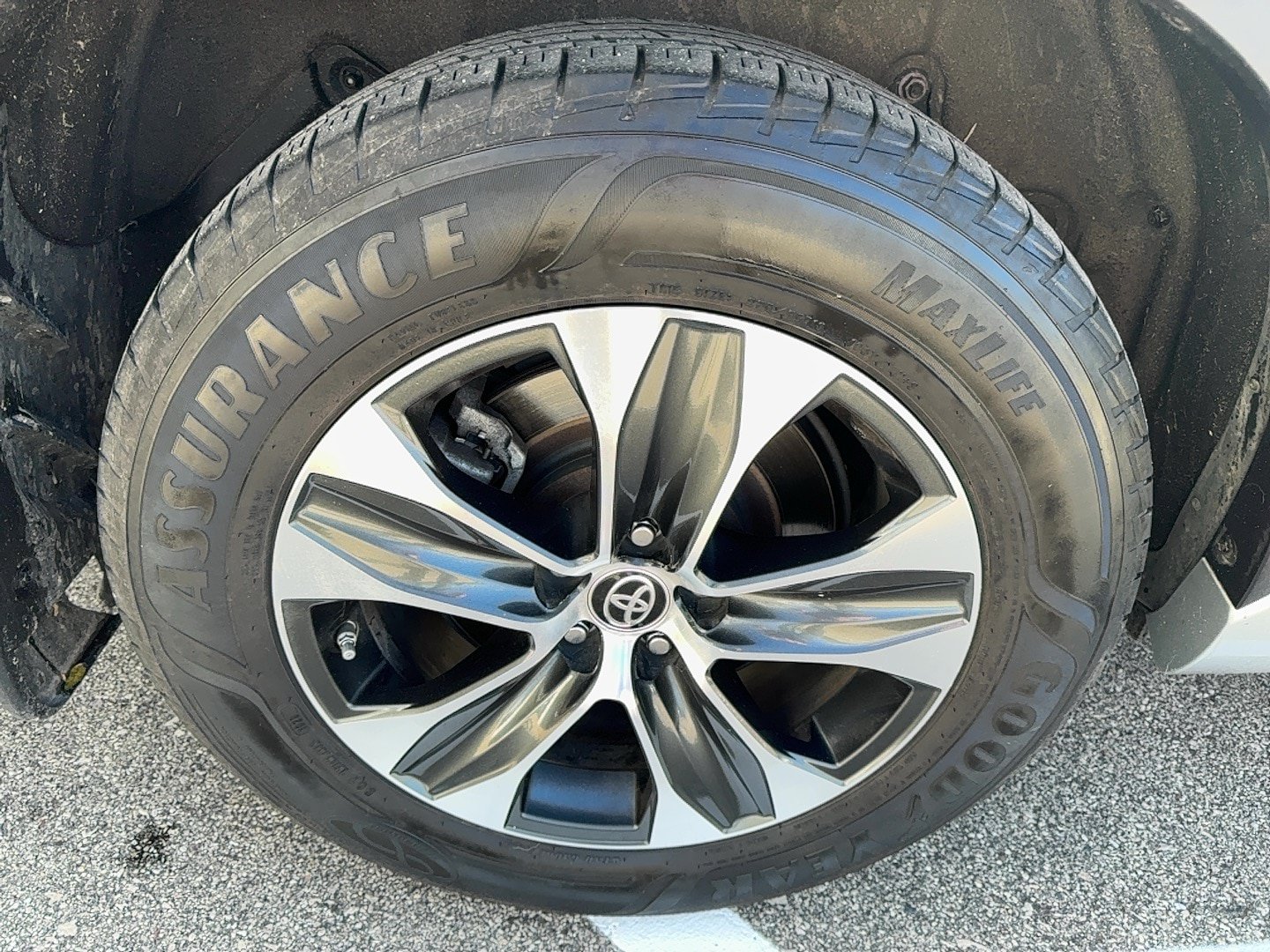 Used 2020 Toyota Highlander XLE AWD/4WD image 9