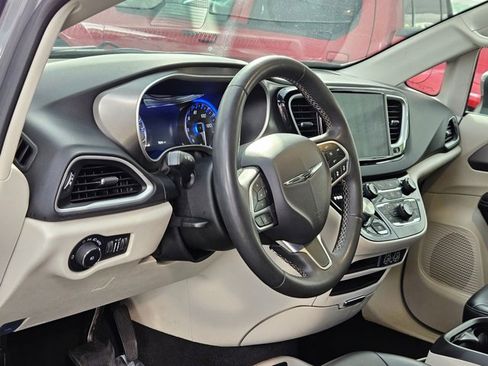 Used 2023 Chrysler Pacifica Touring-L FWD image 8