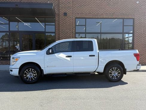 Used 2024 Nissan Titan SV w/ SV Convenience Package image 3