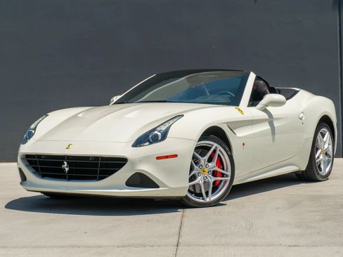 Used 2017 Ferrari California T RWD image 4