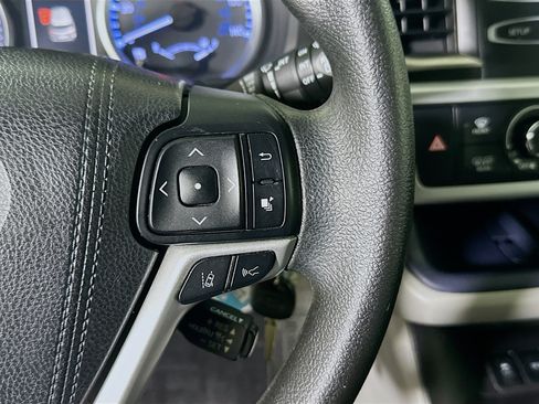 Used 2018 Toyota Highlander LE FWD image 17