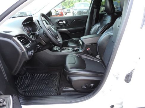 Used 2019 Jeep Cherokee Latitude Plus w/ Cold Weather Group FWD image 23