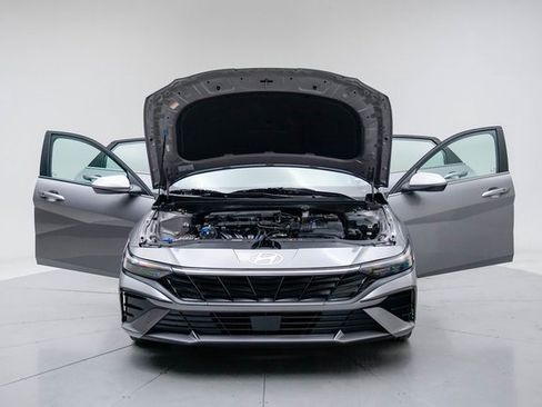 Used 2025 Hyundai Elantra SEL image 16