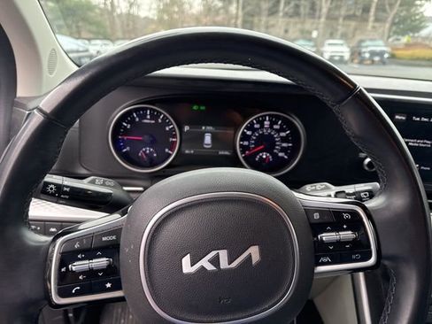 Used 2022 Kia Carnival LX image 11