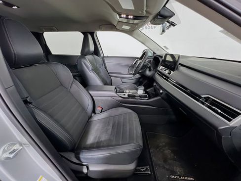 Used 2025 Mitsubishi Outlander SE image 42