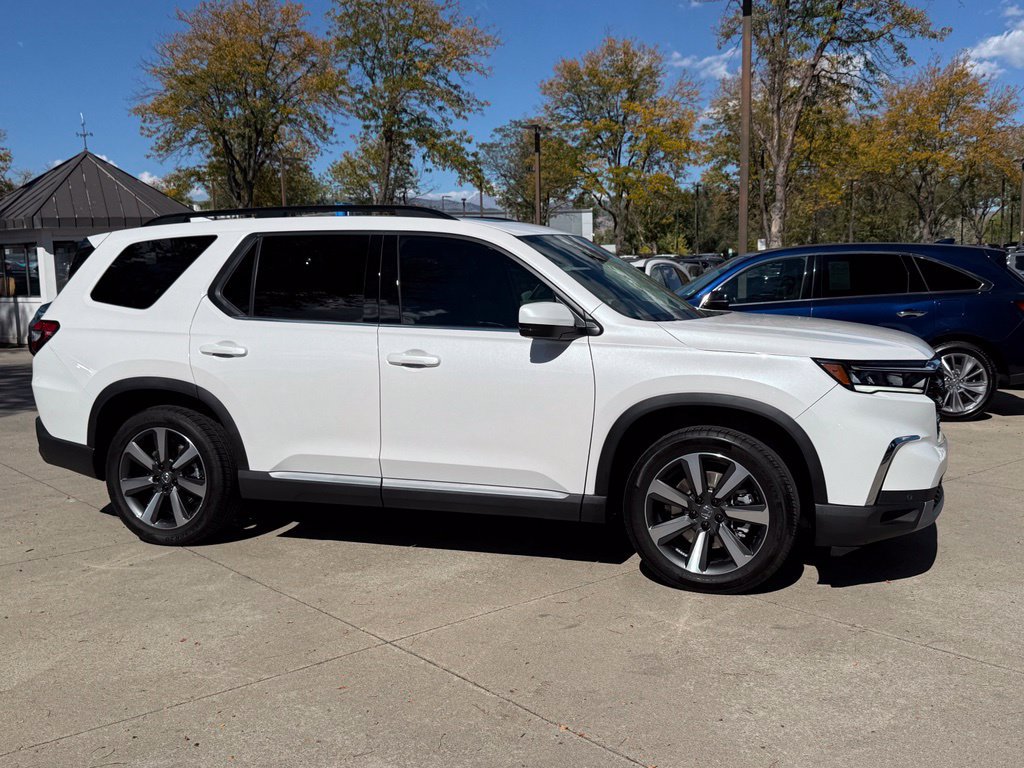 Used 2025 Honda Pilot Touring image 3