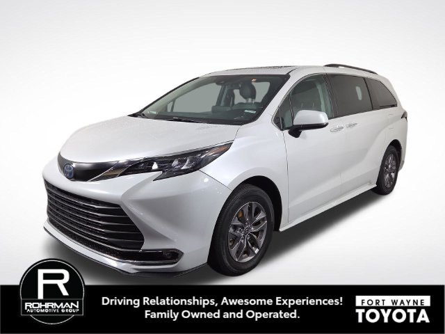 Used 2024 Toyota Sienna XLE FWD image 1