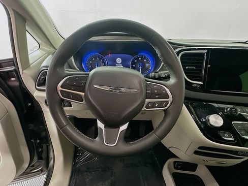 Certified 2023 Chrysler Pacifica Touring-L FWD image 18