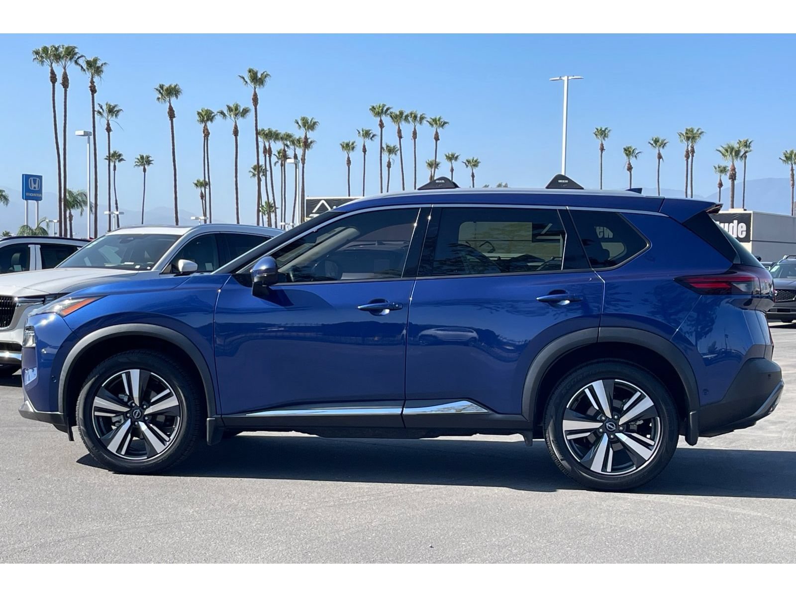 Used 2023 Nissan Rogue SL w/ SL Premium Package FWD image 2