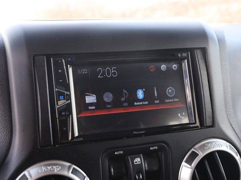 Used 2018 Jeep Wrangler Unlimited Sahara w/ Connectivity Group image 15