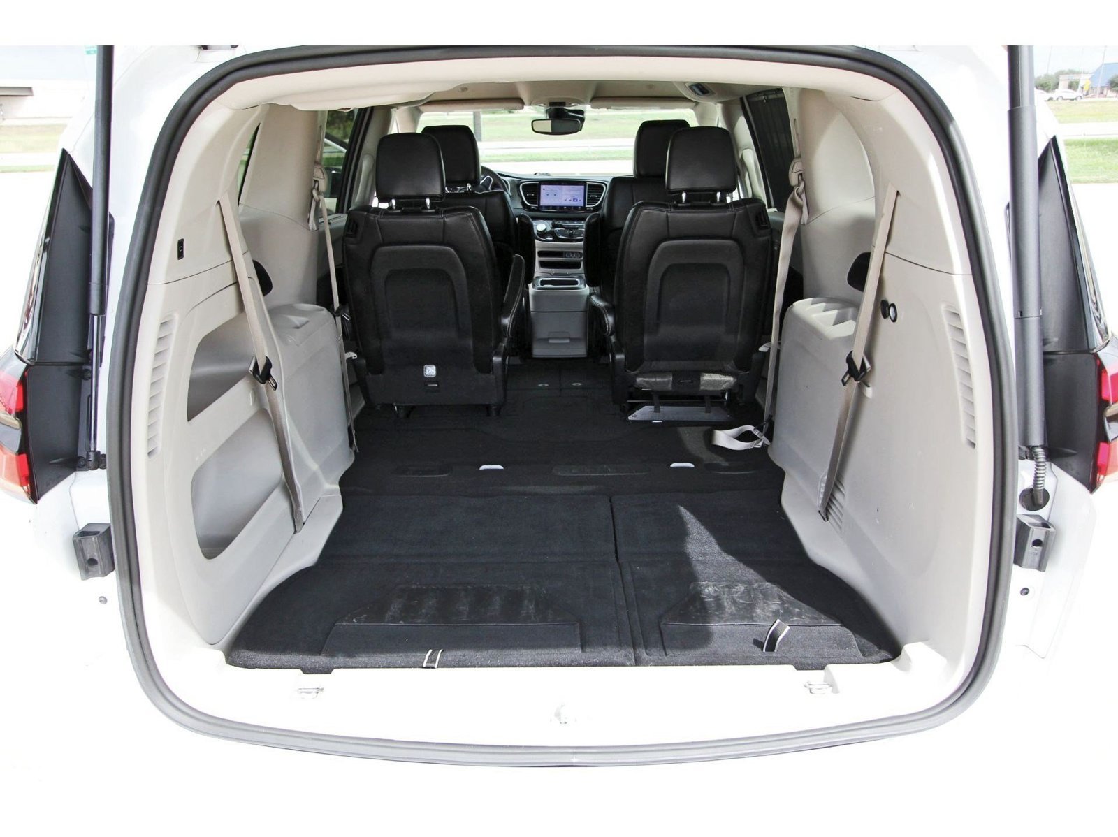 Used 2024 Chrysler Pacifica Touring-L FWD image 32