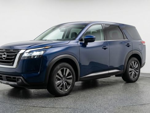 Used 2025 Nissan Pathfinder SV image 3