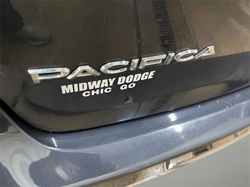 Used 2020 Chrysler Pacifica Touring-L image 31