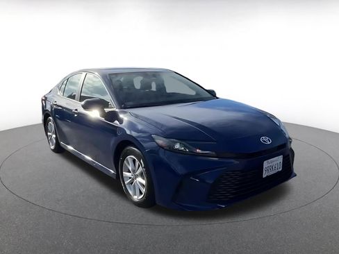 Used 2025 Toyota Camry LE image 3