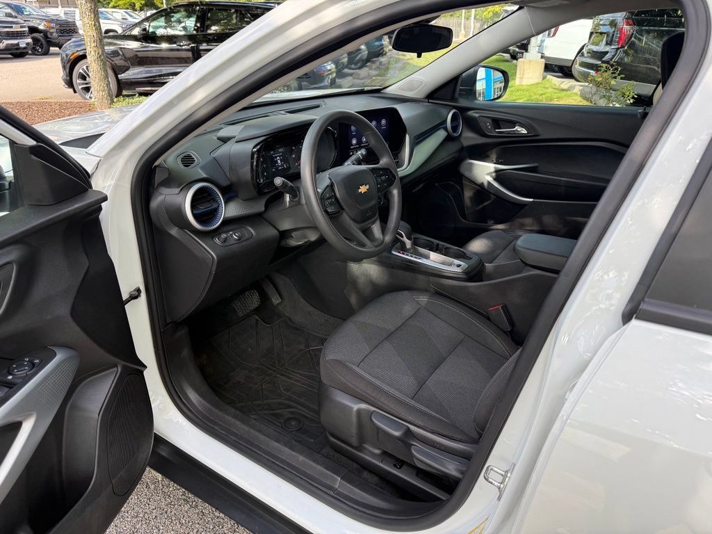 Used 2025 Chevrolet Trax LS FWD image 11