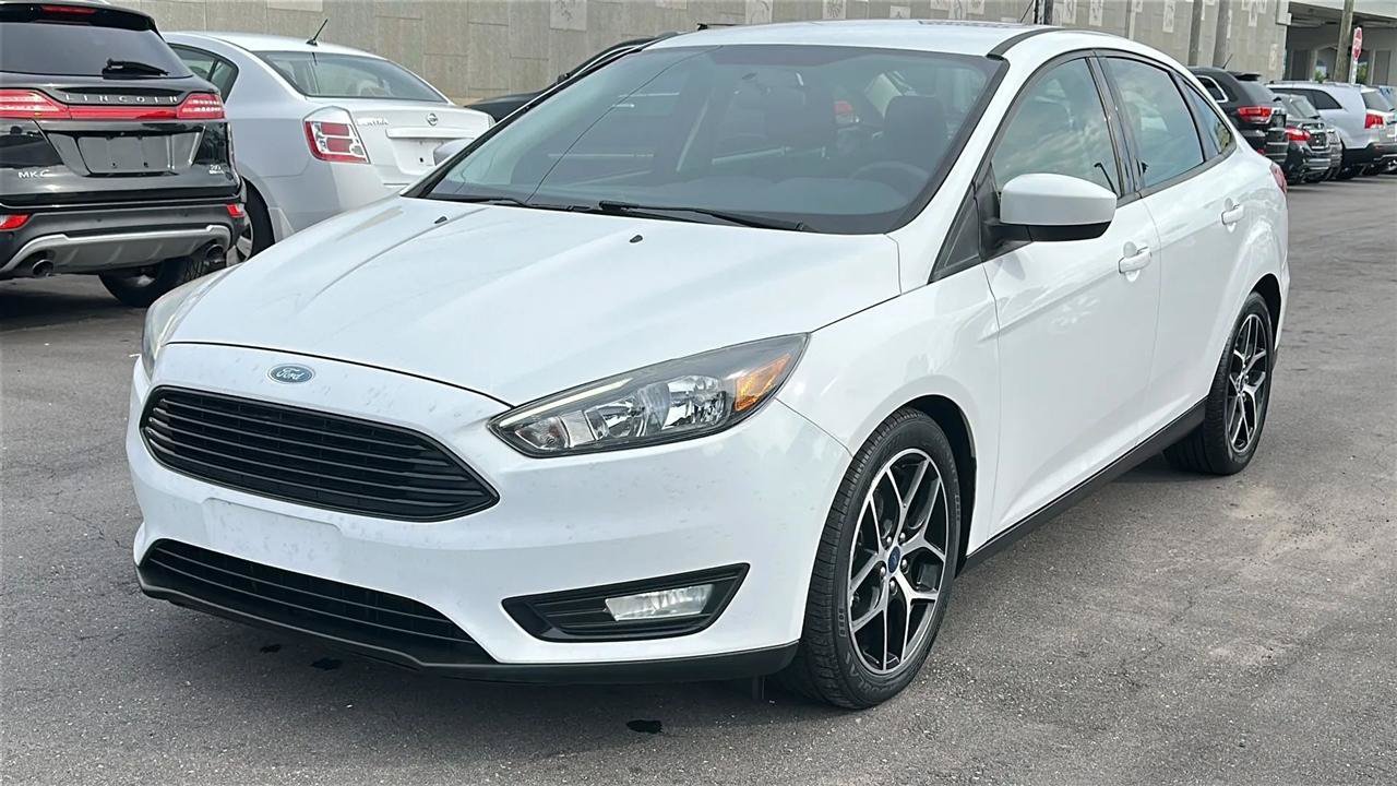 Used 2018 Ford Focus SE w/ SE Appearance Package FWD image 3