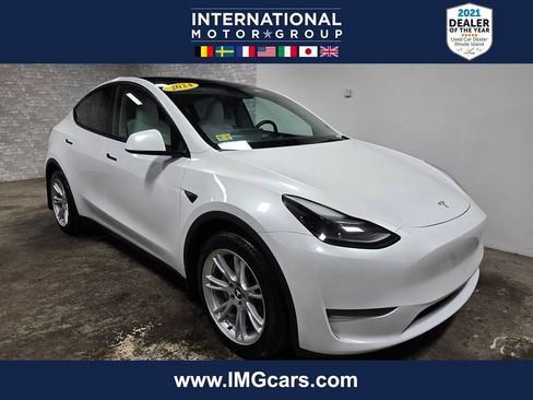 Used 2024 Tesla Model Y Long Range AWD/4WD image 1