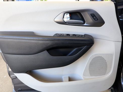 Used 2017 Chrysler Pacifica Limited w/ UConnect Theater Package image 39