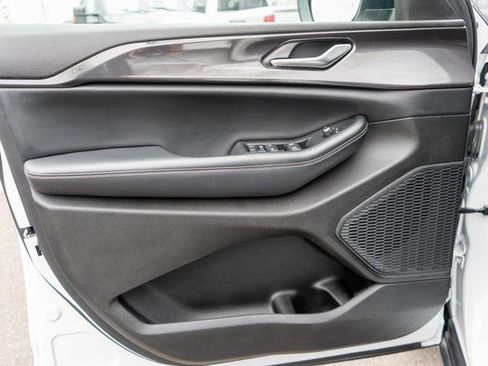 Used 2023 Jeep Grand Cherokee Laredo image 17