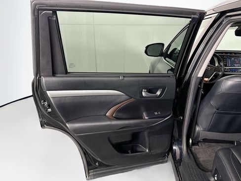 Used 2018 Toyota Highlander XLE image 25