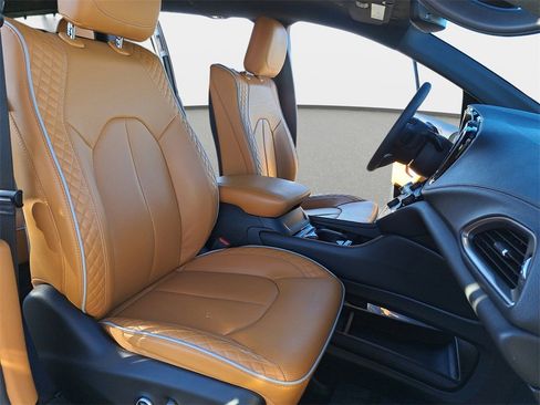 Used 2022 Chrysler Pacifica Pinnacle image 11