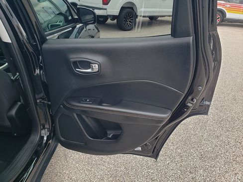 Used 2018 Jeep Compass Sport w/ Tech Group FWD image 17
