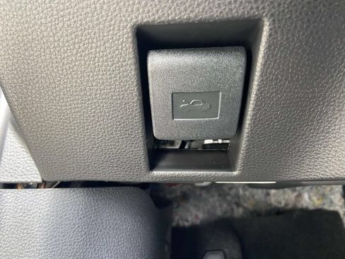 Used 2026 Toyota Corolla Cross LE FWD image 27