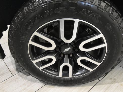 Used 2018 Chevrolet Silverado 1500 High Country image 10