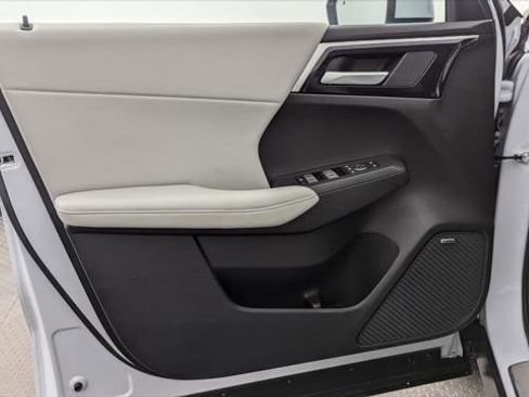 Used 2025 Mitsubishi Outlander SE image 12