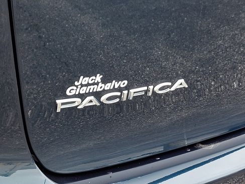 Used 2022 Chrysler Pacifica Limited w/ Uconnect Theater Family Group AWD/4WD image 32