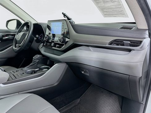 Used 2022 Toyota Highlander XLE image 31
