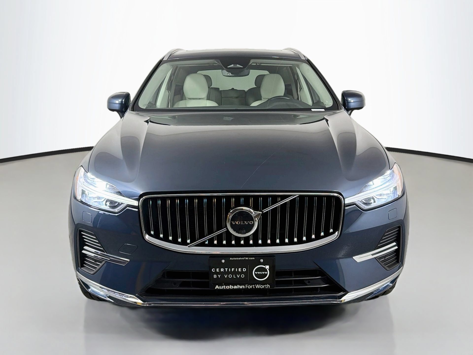 Certified 2023 Volvo XC60 B5 Plus AWD/4WD image 2