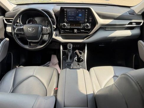 Used 2022 Toyota Highlander XLE AWD/4WD image 16