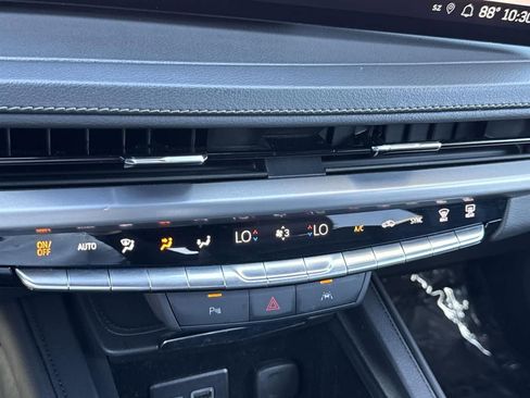 Used 2024 Cadillac XT4 Premium Luxury image 12