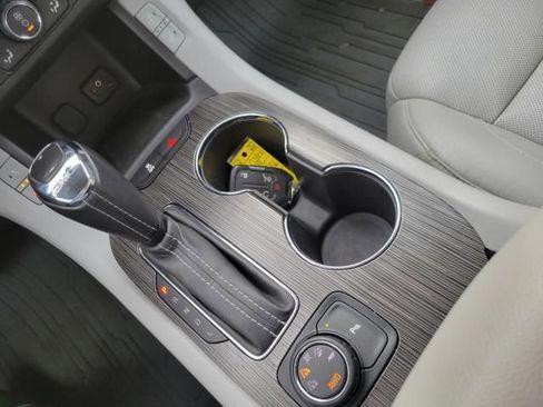 Used 2019 GMC Acadia SLT image 32