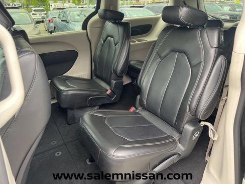 Used 2023 Chrysler Pacifica Touring-L FWD image 17