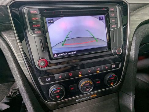 Used 2018 Volkswagen Passat 2.0T SEL Premium image 22