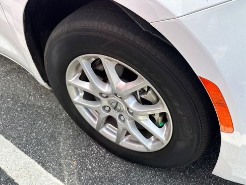 Used 2023 Chrysler Pacifica Touring-L image 12