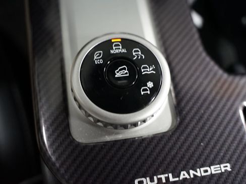 Used 2025 Mitsubishi Outlander SE FWD image 26
