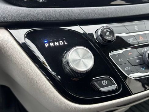 Used 2017 Chrysler Pacifica Touring image 31