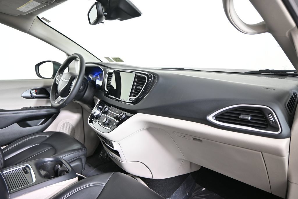 Used 2023 Chrysler Pacifica Touring-L FWD image 9
