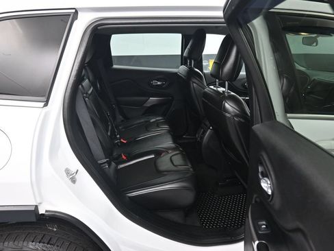 Used 2019 Jeep Cherokee Latitude Plus w/ Cold Weather Group AWD/4WD image 38