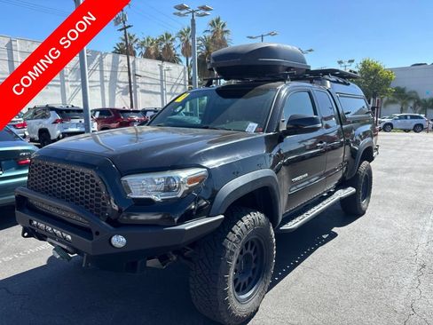Used 2017 Toyota Tacoma TRD Off-Road AWD/4WD image 9