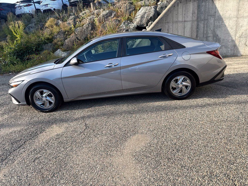 Certified 2025 Hyundai Elantra SE FWD image 3