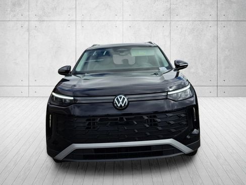 New 2026 Volkswagen Tiguan SE FWD image 2