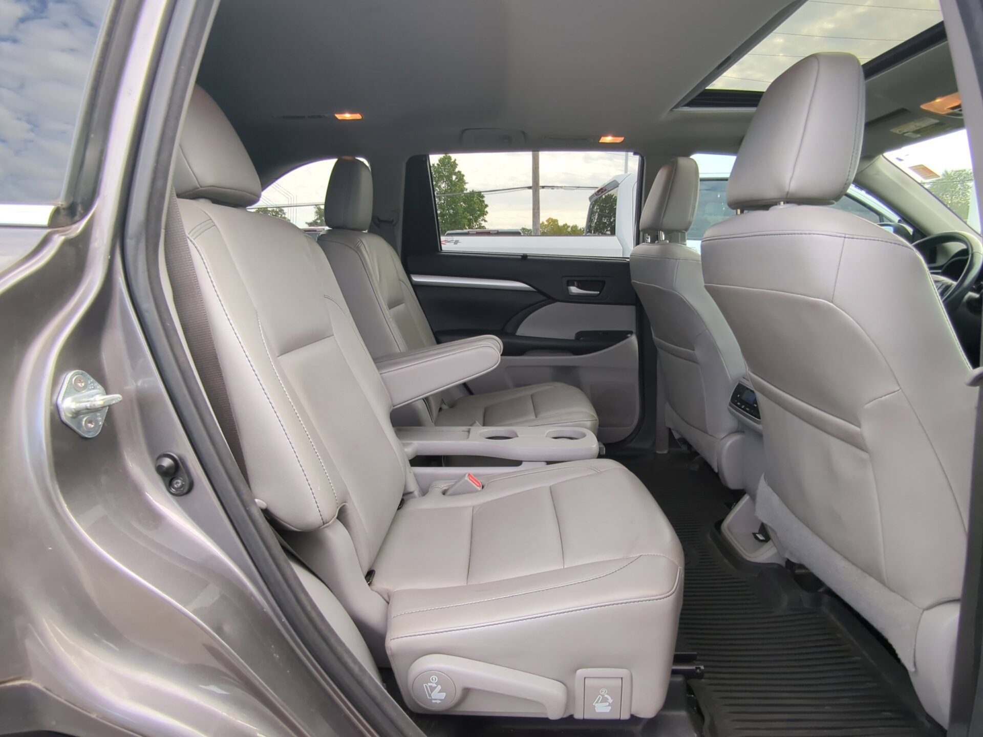 Used 2018 Toyota Highlander XLE AWD/4WD image 11