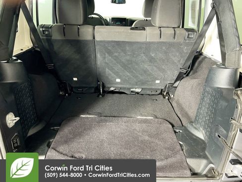 Used 2016 Jeep Wrangler Unlimited Rubicon w/ Connectivity Group image 14