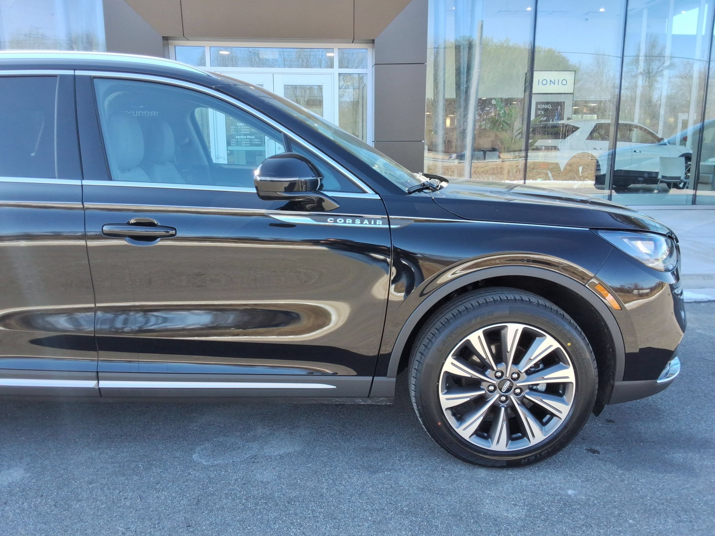 Used 2022 Lincoln Corsair Reserve AWD/4WD image 2