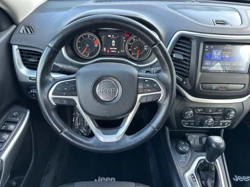 Used 2018 Jeep Cherokee Latitude Plus w/ Comfort/Convenience Group image 14