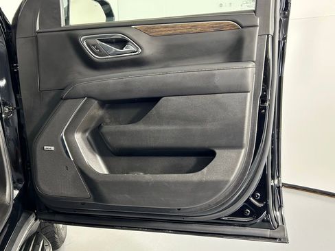 Used 2023 Chevrolet Suburban Premier image 9